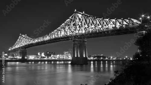 Pont Jacques-Cartier illuminé de nuit en noir et blanc