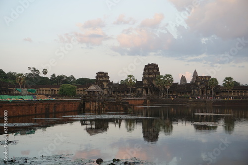 Angkor Wat im archäologischen Park nähe Siem Reap, im Wasser reflektierende historische Gebäude