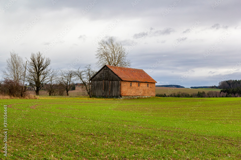 alte Scheune auf einem Feld bei Tremnitz in Thüringen alte Scheune auf einem Feld bei Tremnitz in Thüringen