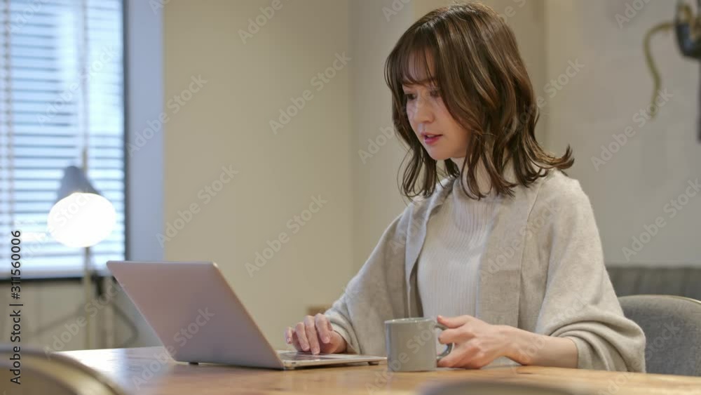 computer・woman・cafe computer・woman・cafe