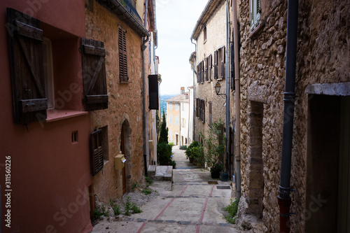 Small alley in southern france © Mns