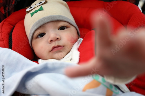 Canvastavla little baby boy so cute looking at camera