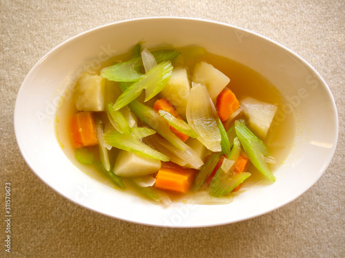 じゃがいも、にんじん、セロリ、たまねぎのスープ