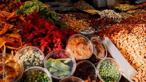 getrocknete Früchte und Nüsse auf Tisch, Marktstand in Israel 