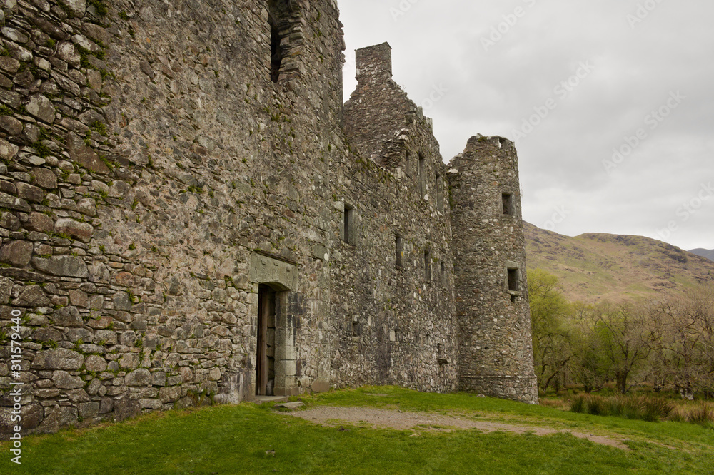 Kilchurn Castle - side front view - I - Scotland