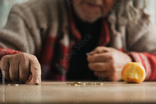 Foto Homeless man counting coins