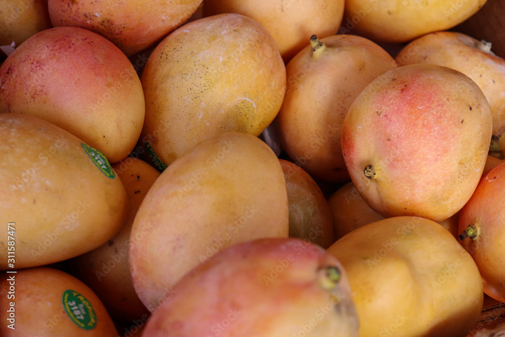 Frutas e legumes na feira Frutas e legumes na feira