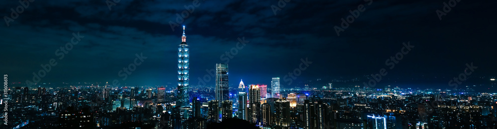 Naklejka premium Panoramiczny widok na miasto. Pejzaż Tajpej. Nocna panorama Taipei Tower. Sylwetka na tle nieba.