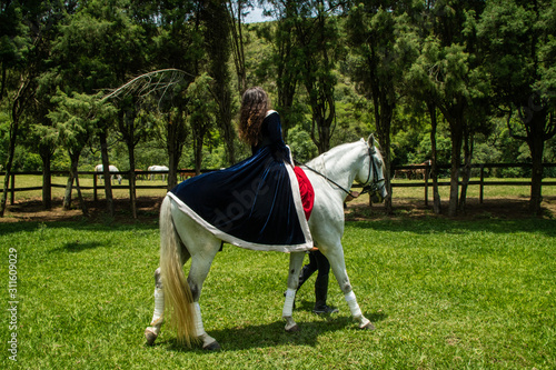 Laides passeando pelos jardim do castelo a cavalo © Reynaldo G. Lopes