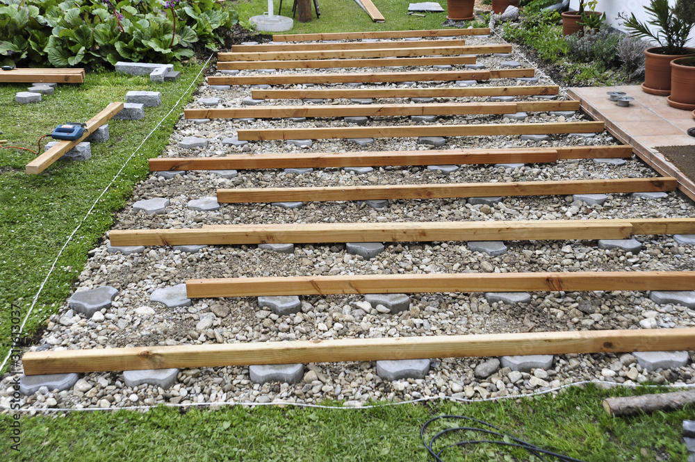 Terrassen Unterkonstruktion Schotter Kies Lärchenpfosten, Drain