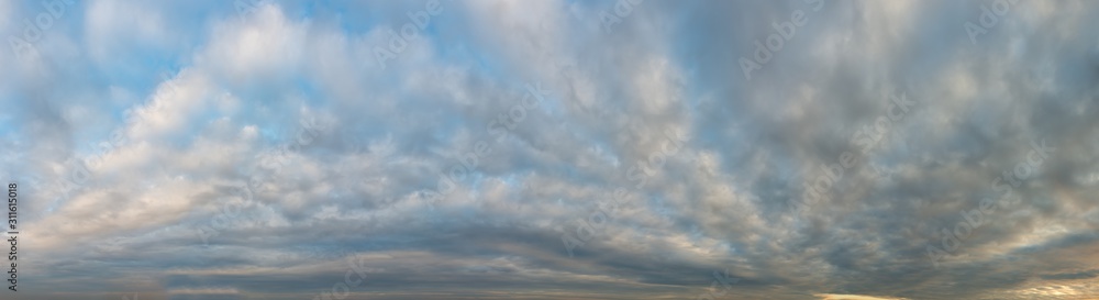 Fototapeta premium Fantastyczne chmury o wschodzie słońca