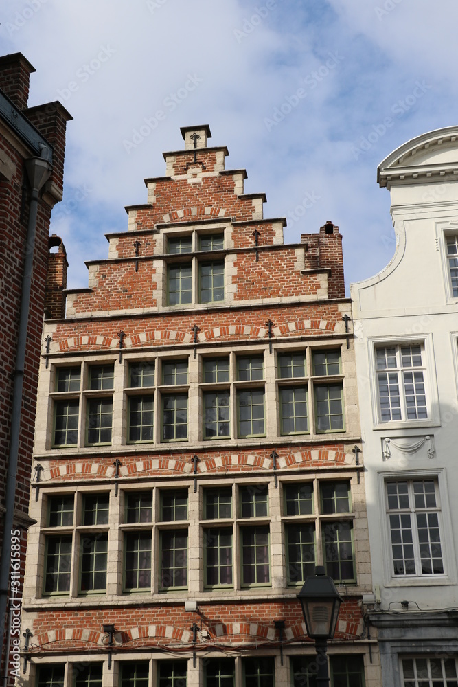 Fototapeta premium Façade d'un immeuble traditionnel de Gand