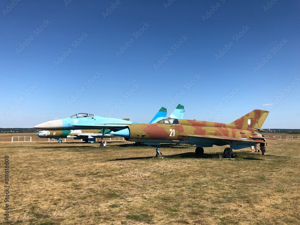 Vieux avions de chasse soviétique à Kharkiv, en Ukraine Vieux avions de chasse soviétique à Kharkiv, en Ukraine