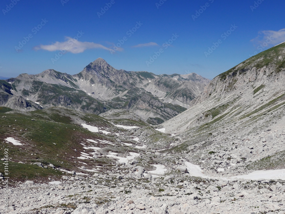 vista del paesaggio roccioso verso il Gran Sasso in Italia, in una giornata limpida