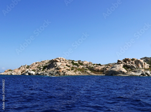 immagine estiva de l'isola de La Maddalena in Italia, tra macchia mediterranea e mare blu