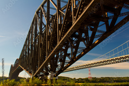 Pont à Québec avec ciel bleu 