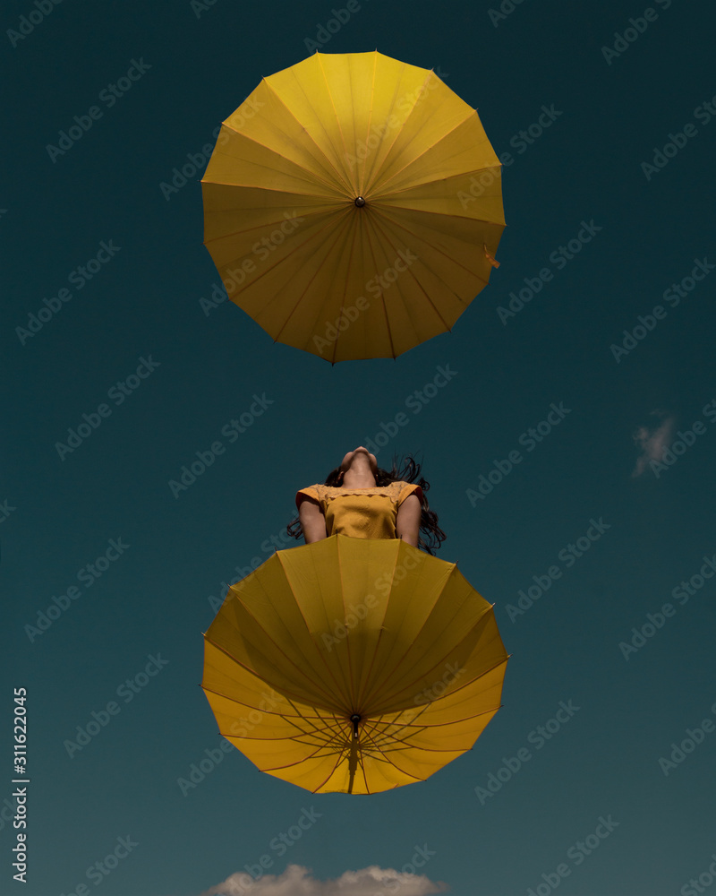 Fototapeta premium MUJER SALTANDO CIELO SOMBRILLA