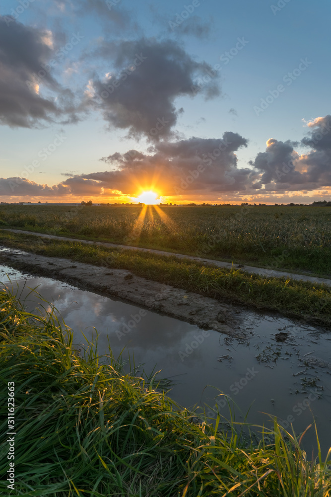 Obraz premium Sundown over the wide open flat dutch countryside