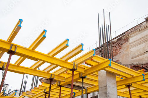 Fotografija Yellow wooden beams for monolithic building construction