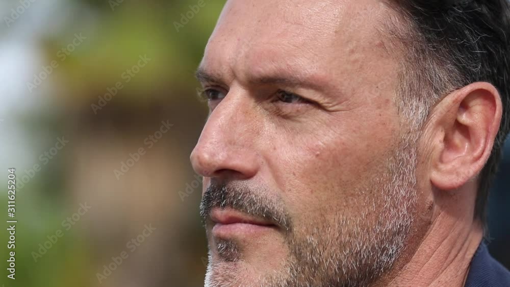 Primer plano de hombre de mediana edad con aptitud relajada Primer plano de hombre de mediana edad con aptitud relajada