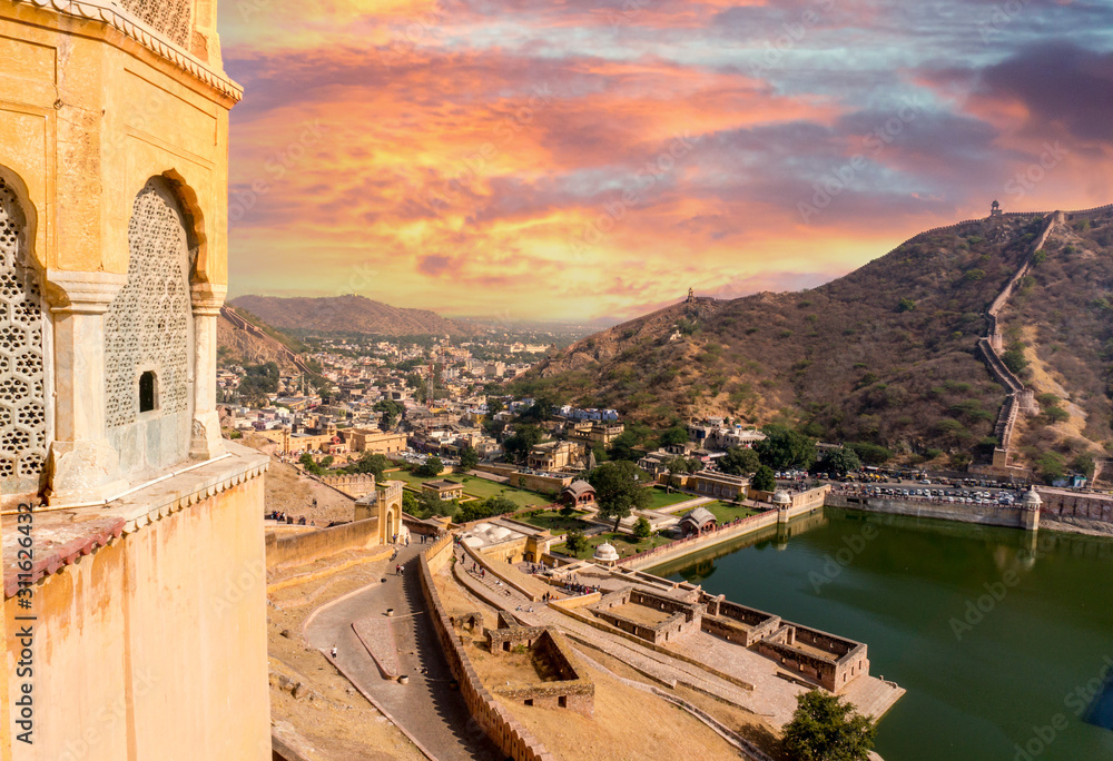 Obraz premium Amer amber city as seen from the fort near jaipur rajasthan india