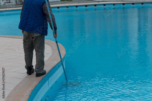 Pool sweaming cleaner with a net cleans water