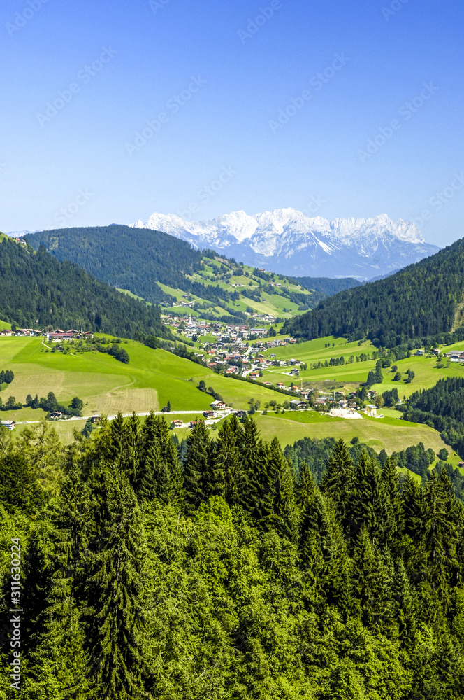 Alpenblick, Blick auf ein Dorf im Tal, Österreich, Tirol, Wilds