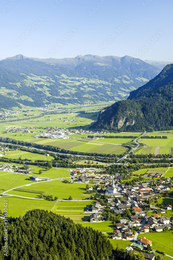 Dorf im Tal in einer Hügellandschaft, Österreich, Tirol, Innta