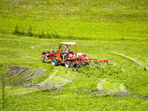 Bauer im Traktor auf dem Feld