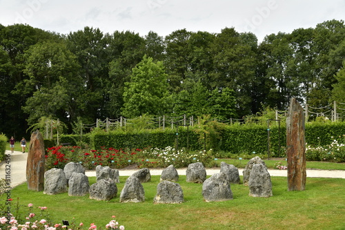Mini-menhirs à la roseraie du château Coloma à Sint-Pieter-Leeuw