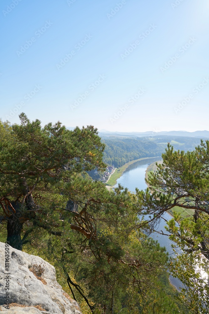 Blick von der Bastei auf den Fluss Elbe und die Stadt Rathen im Elbsansteingebirge