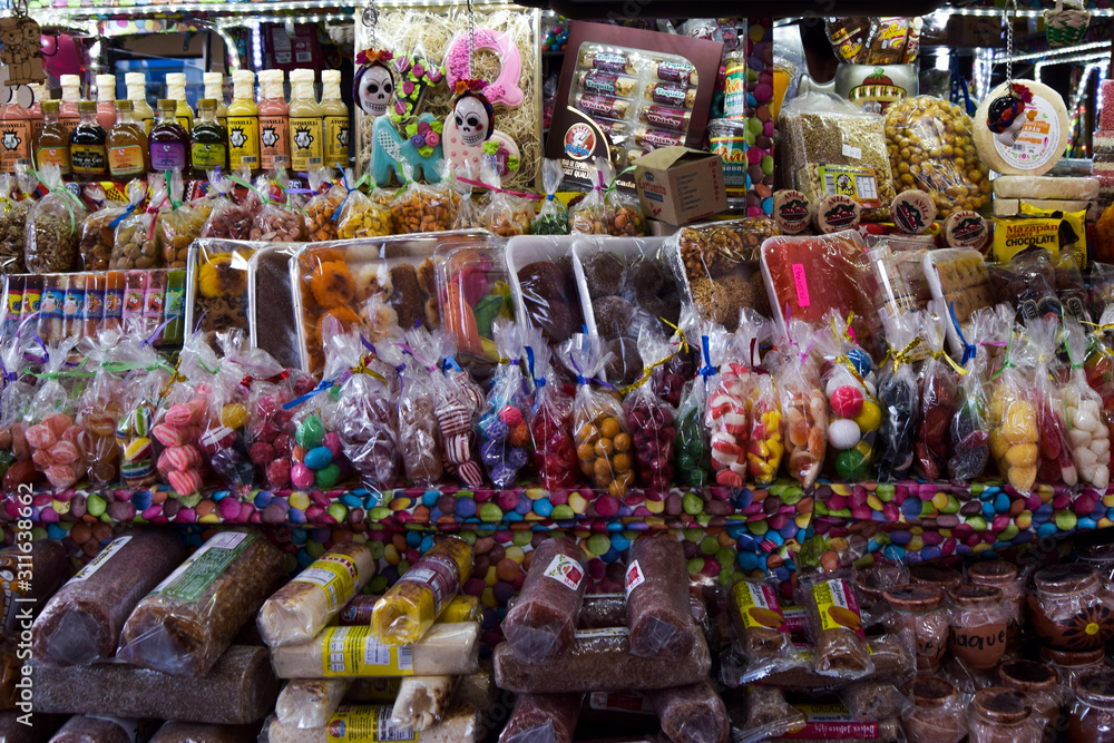 Conjunto de dulces típicos mexicanos en el puesto.