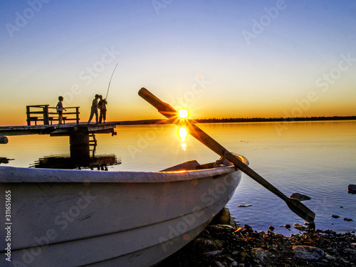 Abendstimmung am See Kiantajärvi, Kinder am Steg angeln, Finnla photo