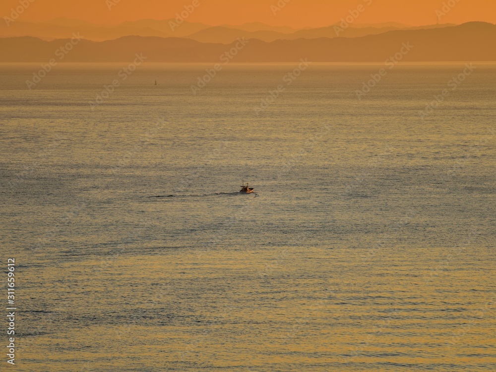 朝日に照らされた関門海峡の情景