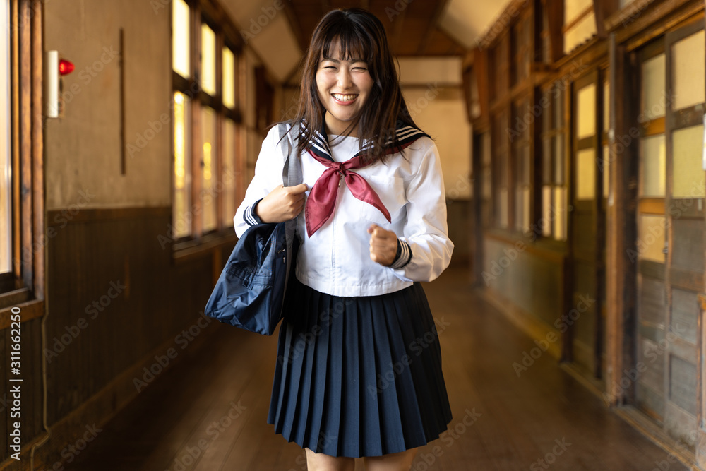 Obraz premium 廊下の女子高生
