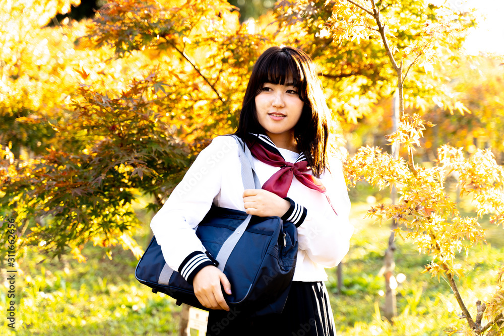 紅葉の季節の女子高生 紅葉の季節の女子高生