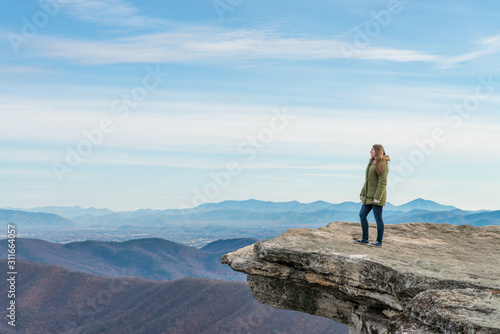 Obraz na plátně Young woman on the observation point on McAfee Knob