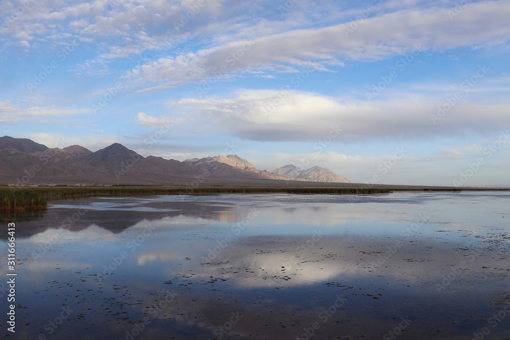 Fototapeta premium Dachaidan Emerald Salt Lake in Qinghai Province, China