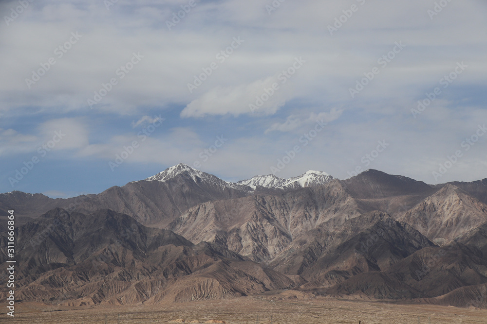 Fototapeta premium Emerald Salt Lake Dachaidan w prowincji Qinghai w Chinach