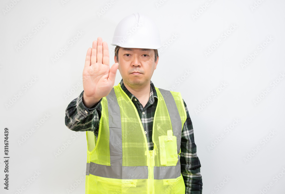 건설 헬멧을 쓰고 있는 남자 근로자 건설 헬멧을 쓰고 있는 남자 근로자