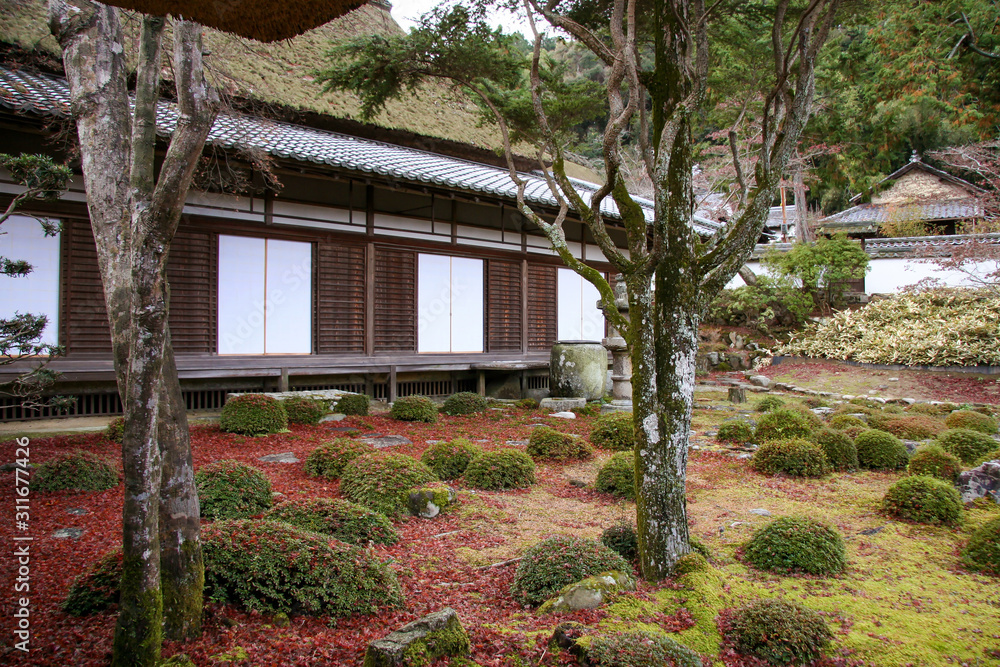 赤い落ち葉と緑の苔に覆われた日本庭園 Stock Photo Adobe Stock
