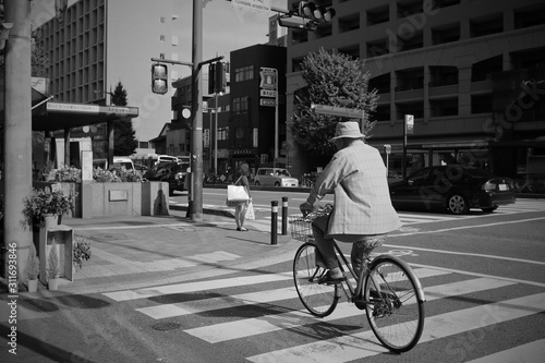 横断歩道を渡る自転車