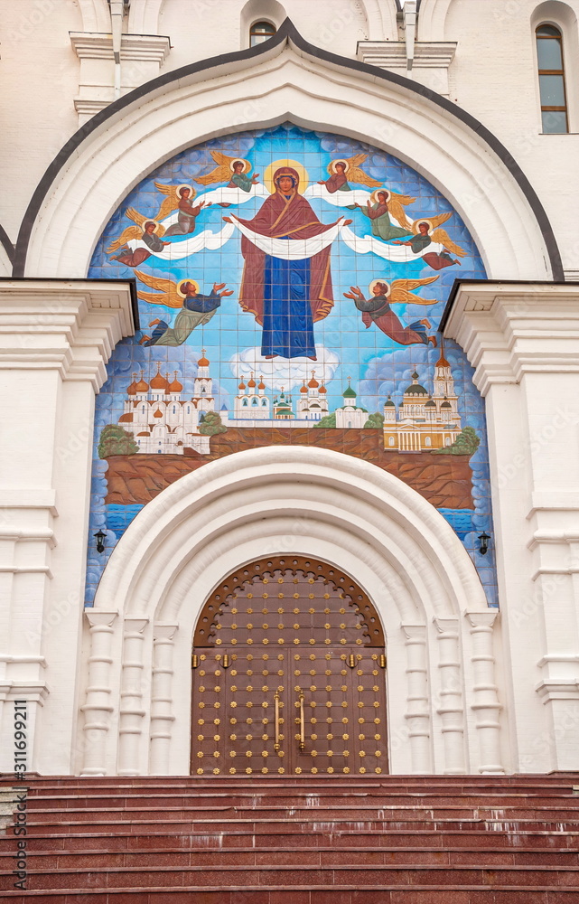 Obraz premium Entrance to old Assumption Cathedral with mosaic icon of Protection of Holy Virgin in Yaroslavl