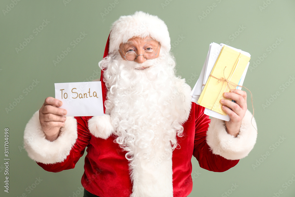 Naklejka premium Santa Claus with letters on color background