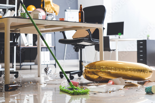 Canvastavla Cleaning of floor in office after New Year party