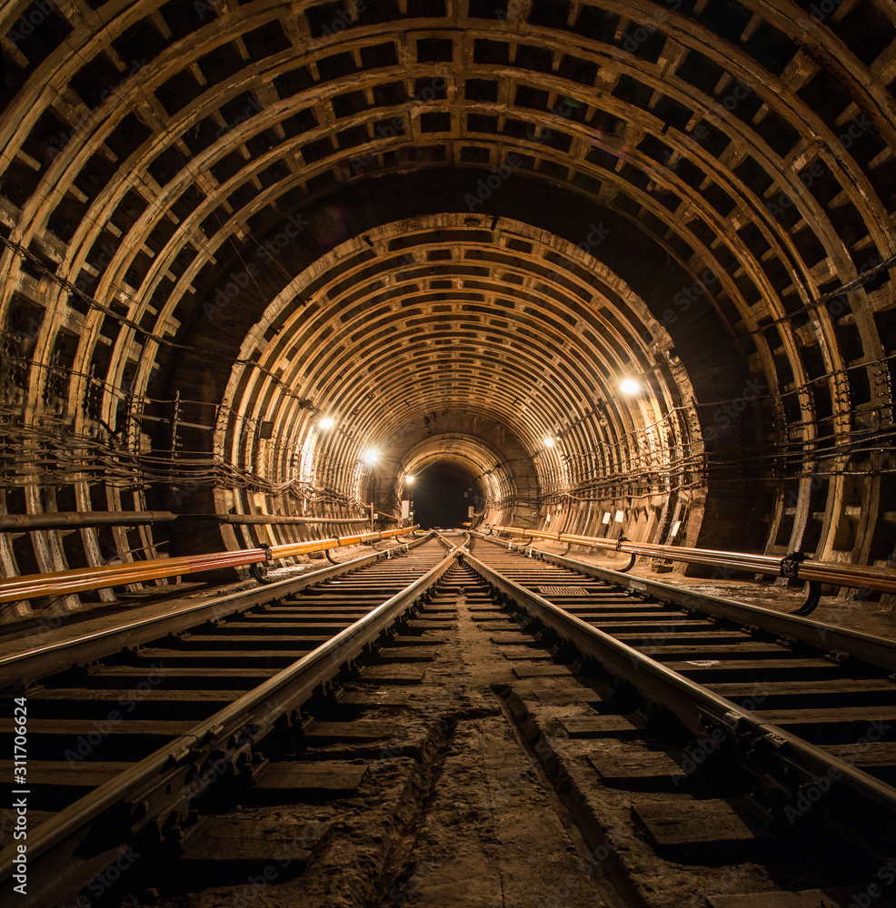 Fototapeta Zdjęcie podziemnego tunelu technicznego metra