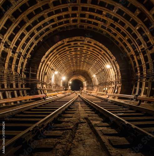 Fototapeta Zdjęcie podziemnego tunelu technicznego metra