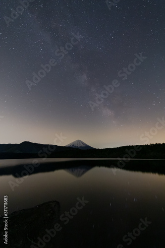 富士山と天の川 / Mount Fuji and Milky Way © Oval Design