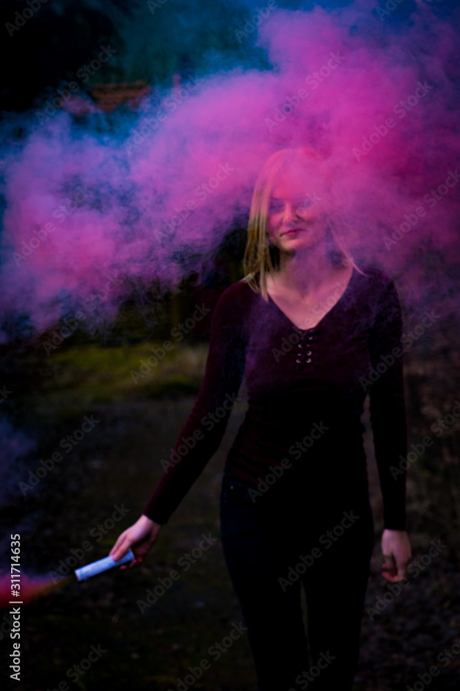 Fotoshooting mit einer Rauchbombe - smokebomb - Farbbombe - mit einer jungen hübschen Frau 