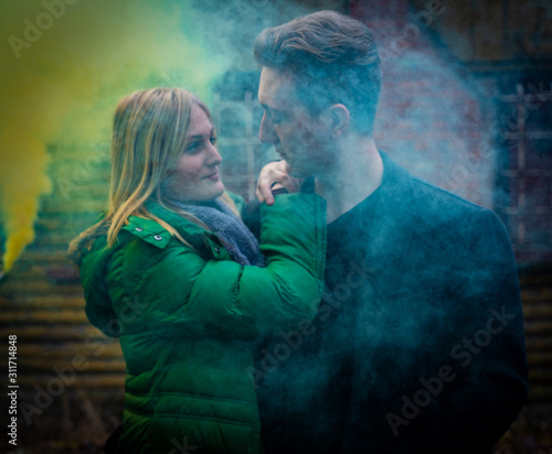 Fotoshooting mit Rauchbomben - Farbbomben - Nebel - smokebombs - im Lostplace mit einem Liebespärchen